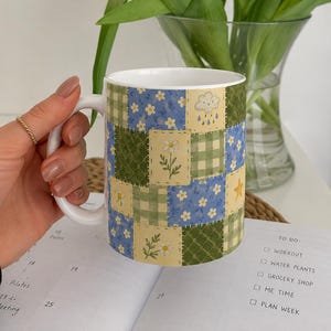 Patchwork Floral Mug Cottagecore Tasse Gingham Blumen Daisy Quilt Muster Coffee Mug Landhaus Geschenk für Sie