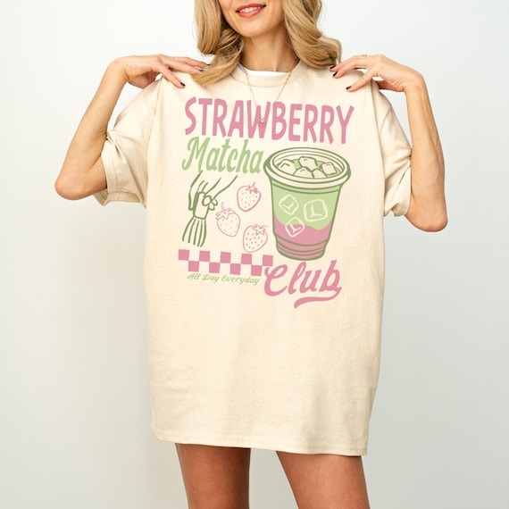 Strawberry Matcha Club Shirt Unisex, Matcha T-Shirt Damen Herren, Iced Matcha Tee, Cute Drink Shirt, Aesthetic Foodie Shirt