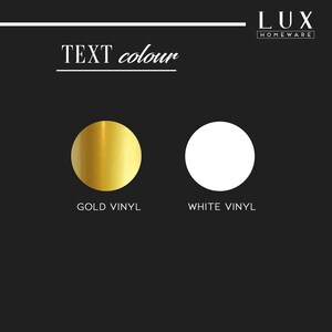 Pode incluir: Gr&aacute;fico com o texto "TEXT color" acima de dois c&iacute;rculos. Um c&iacute;rculo &eacute; dourado e rotulado "GOLD VINYL", o outro &eacute; branco e rotulado "WHITE VINYL". O logotipo da Lux Homeware est&aacute; no canto superior direito.