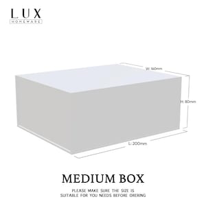 K&ouml;nnte beinhalten: Eine wei&szlig;e mittelgro&szlig;e Box mit den Ma&szlig;en 20 cm L&auml;nge, 16 cm Breite und 8 cm H&ouml;he. Der Text lautet "MEDIUM BOX" und der Markenname "LUX HOMEWARE" ist oben links zu sehen.
