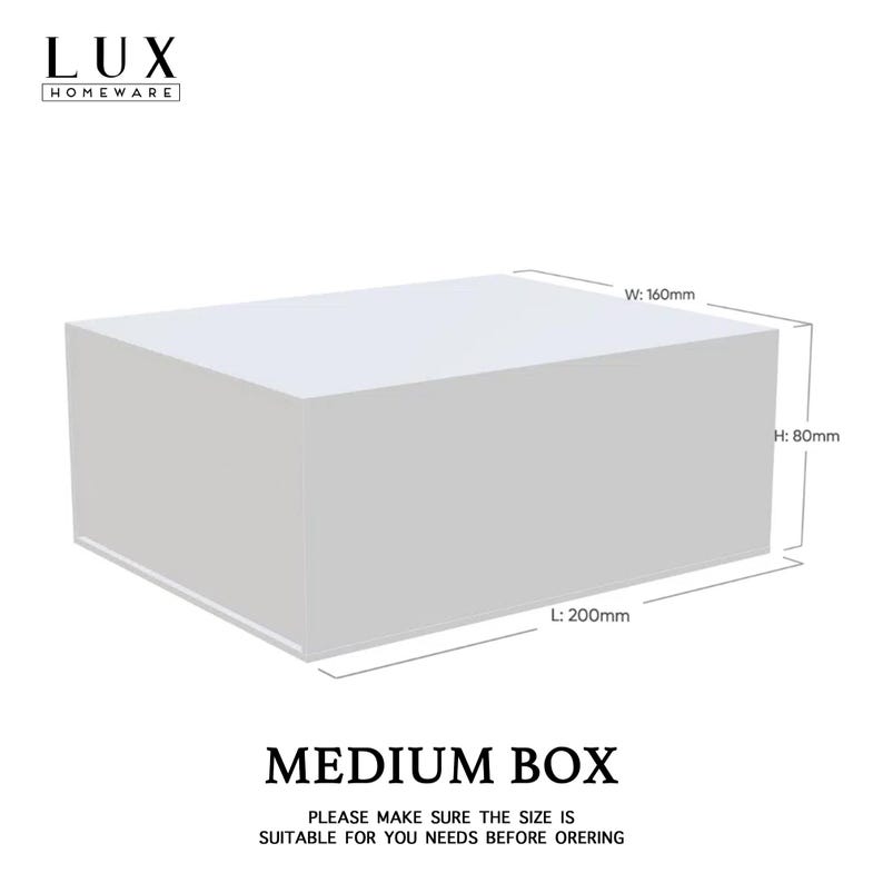 K&ouml;nnte beinhalten: Eine wei&szlig;e mittelgro&szlig;e Box mit den Ma&szlig;en 20 cm L&auml;nge, 16 cm Breite und 8 cm H&ouml;he. Der Text lautet "MEDIUM BOX" und der Markenname "LUX HOMEWARE" ist oben links zu sehen.