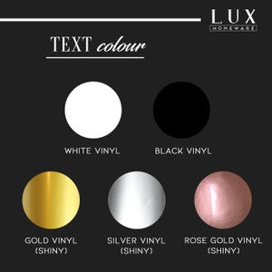 K&ouml;nnte beinhalten: Grafik mit Textfarboptionen. Die Optionen umfassen wei&szlig;en, schwarzen, goldenen (gl&auml;nzend), silbernen (gl&auml;nzend) und ros&eacute;goldenen (gl&auml;nzend) Vinyl. Der Text "TEXT colour" steht &uuml;ber den Farbmustern, mit dem Logo "LUX HOMEWARE" oben rechts.