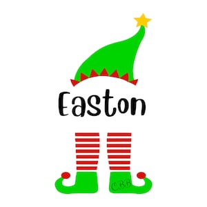 Puede incluir: Un gráfico caprichoso con un gorro de elfo con una estrella dorada, el nombre "Easton" en escritura negra y piernas de elfo con calcetines a rayas rojas y blancas. Los zapatos de elfo son verdes con detalles rojos y las iniciales "CBB".