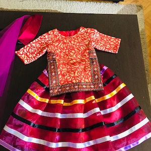 Costume persiano da bambina: gonna tradizionale, camicetta e sciarpa