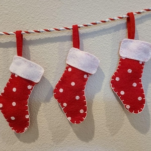 Mini chaussettes de Noël en feutre cousues main : décoration des Fêtes à pois rouges