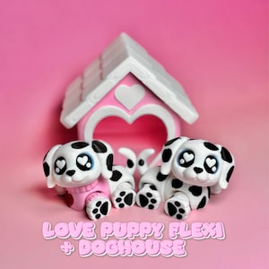 Puede incluir: Dos figuras de cachorros dálmatas con ojos en forma de corazón y manchas negras, uno con un suéter rosa. Una caseta rosa con techo blanco y recorte en forma de corazón está detrás de ellos. El texto "LOVE PUPPY FLEXI + DOGHOUSE" está en la parte inferior.