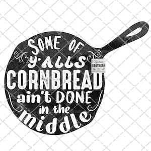 Puede incluir: Imagen en blanco y negro de una sartén de hierro fundido con el texto "Some of y'alls cornbread ain't done in the middle" y un pequeño logotipo que dice "Sturba's Southern Co."