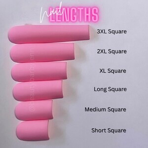 Puede incluir: Una gu&iacute;a visual de las diferentes longitudes de u&ntilde;as, que muestra seis u&ntilde;as acr&iacute;licas rosas en forma cuadrada, etiquetadas de la m&aacute;s corta a la m&aacute;s larga: Short Square, Medium Square, Long Square, XL Square, 2XL Square y 3XL Square.