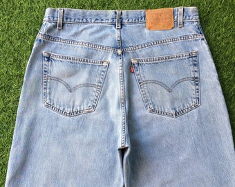 Calça jeans vintage Levi's 560, lavagem clara com efeito desgastado, modelagem folgada (cintura de 36 polegadas).
