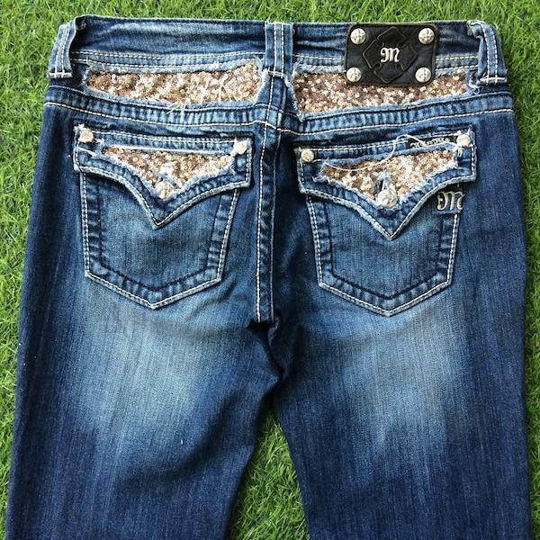 Größe 29 Miss Me Bootcut Denim Jeans W29 L29 Niedrige Taille Weites Bein Ausgestellte Perlen Verzierte Jeans, Taille 79 cm