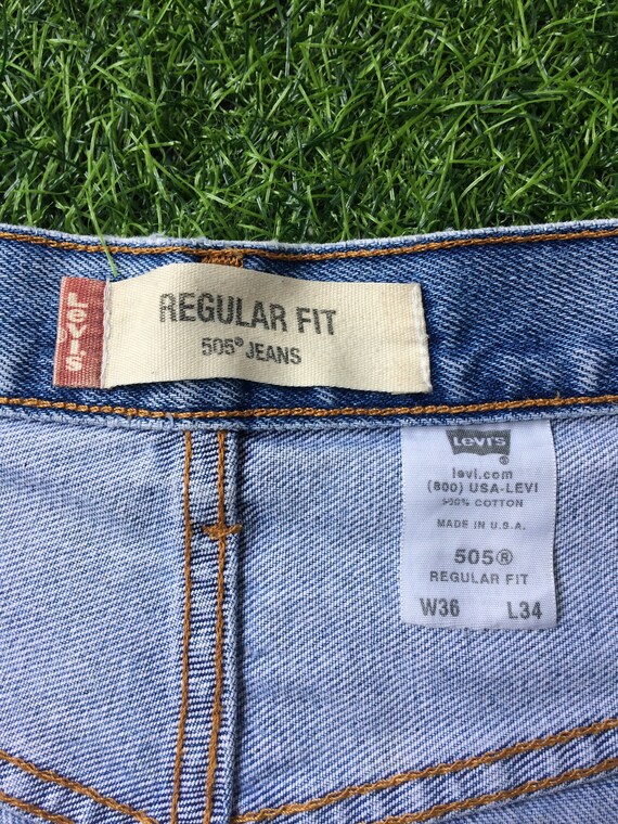 Jeans regular fit com pormenores rotos decorativos - Menino