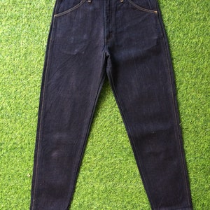 Peut inclure: Un jean en denim bleu fonc&eacute; avec une coupe droite et une conception classique &agrave; cinq poches.