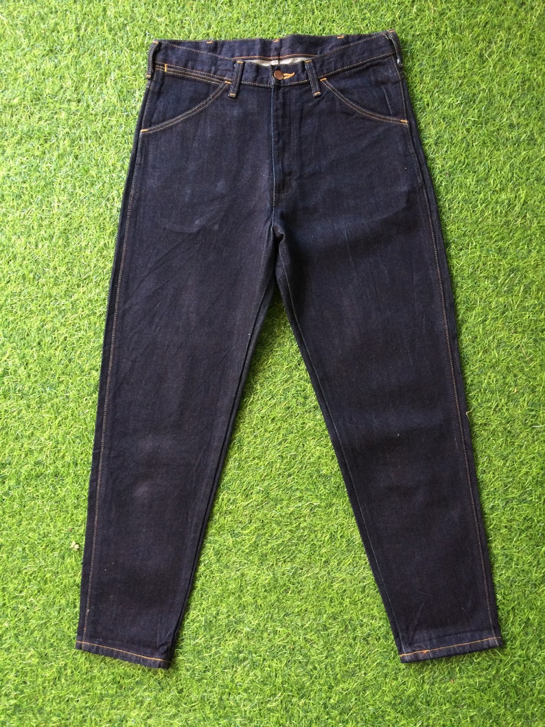 Peut inclure: Un jean en denim bleu fonc&eacute; avec une coupe droite et une conception classique &agrave; cinq poches.