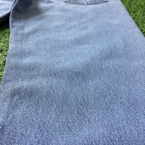 Pode incluir: Um par de cal&ccedil;as de ganga azul claro com um bolso traseiro. As cal&ccedil;as de ganga s&atilde;o feitas de um material macio e confort&aacute;vel e t&ecirc;m um corte cl&aacute;ssico.