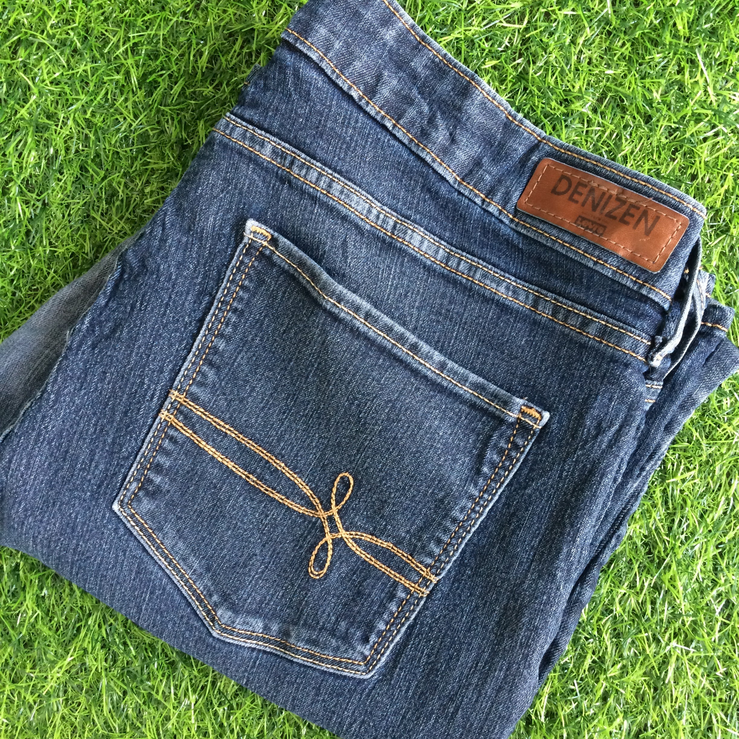 Size 33 Vintage Distressed Denizen Levis Modern Bootcut Jeans