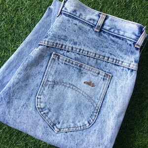 Size 30 Vintage 90&#39;s CHIC Acid Wash Distressed Jeans W30 L29 Vintage Classic Mom Hourglass Jeans Made In USA Waist 30&quot;