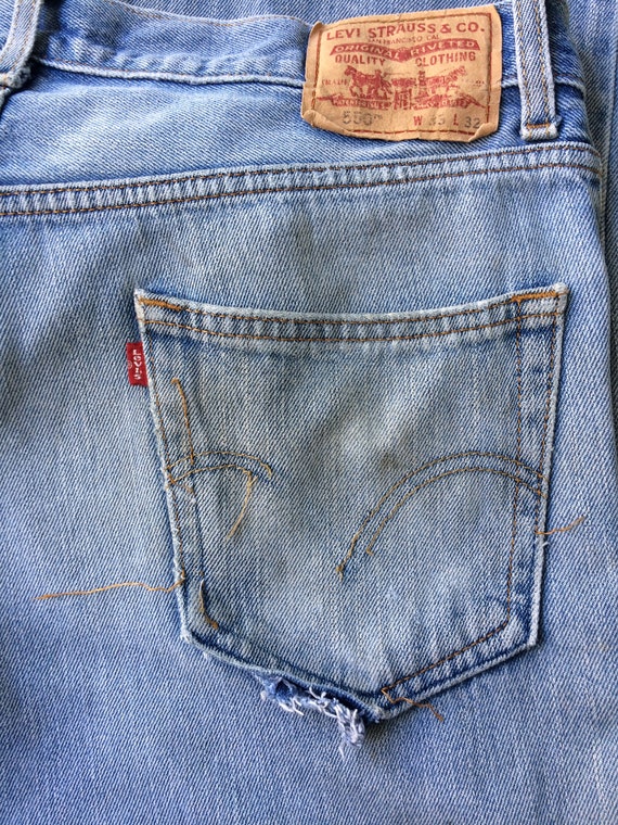 Size 33 Vintage Distressed Ripped Levis 550 Dirty… - image 6