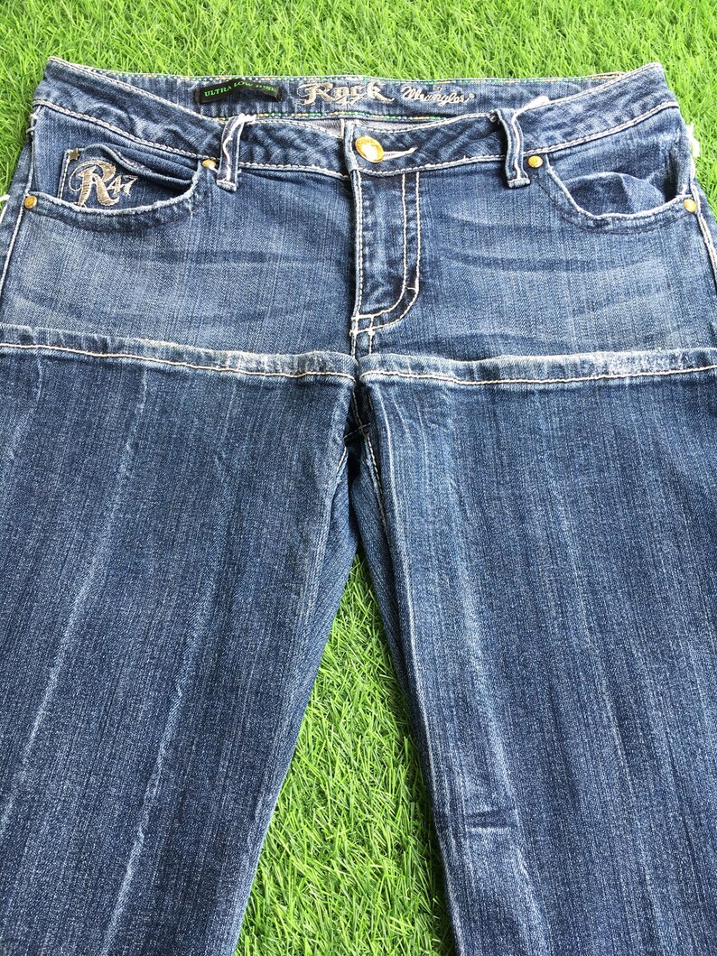Op de afbeelding: Een paar blauwe spijkerbroeken met een lichtblauwe tailleband en een klein geborduurd logo op de linkerzak. De spijkerbroek heeft een rechte pijp en is gemaakt van een zachte, comfortabele stof.