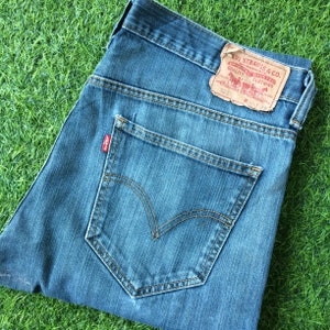 Size 37 Vintage 521 Medium Wash Plus Size Jeans W37 L31 Light-weight Denim Slim Fit Distressed Tapered Leg Levis Waist 37&quot;