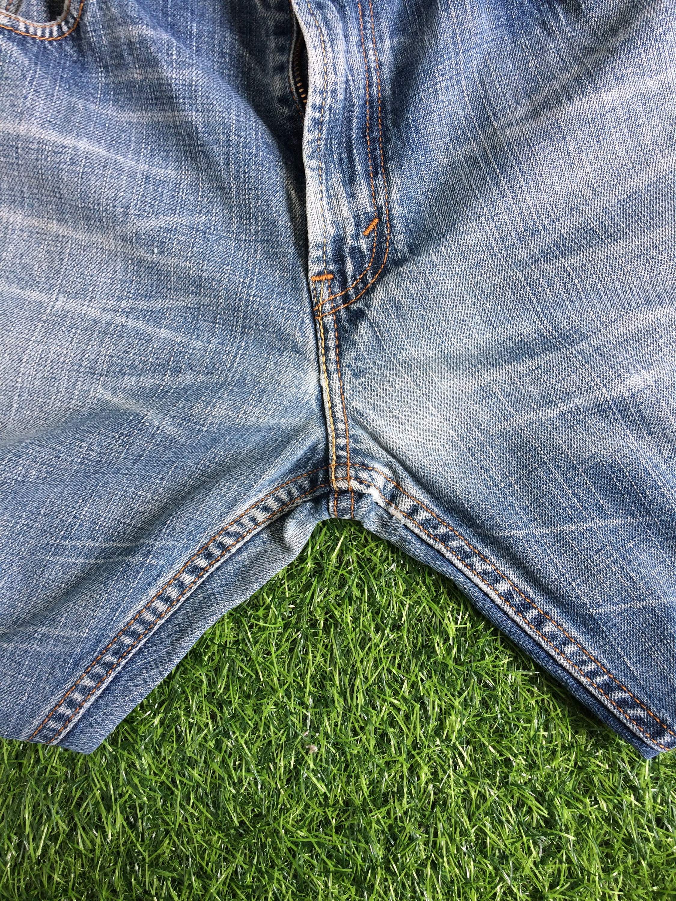 W31 L28 Vintage Distressed Levi's 559 Jeans Light Wash Denim