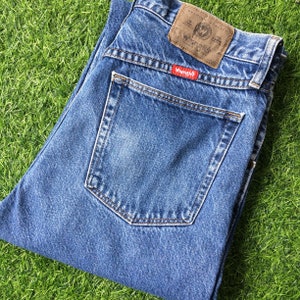 Size 31 Wrangler Distressed Y2Ks Vintage Wranglers High-Rise Straight Leg Relaxed Fit Medium Wash, Medium to Large Size 31"