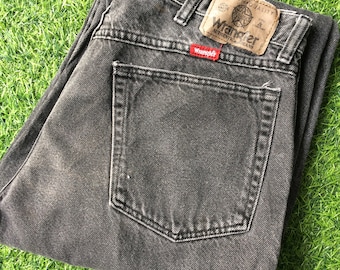 Vaqueros Wrangler estilo western vintage de los 90, denim negro desteñido con efecto desgastado (W31 L29)