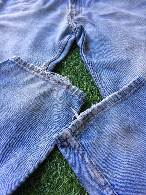 Size 33 Vintage Distressed Ripped Levis 550 Dirty… - image 4