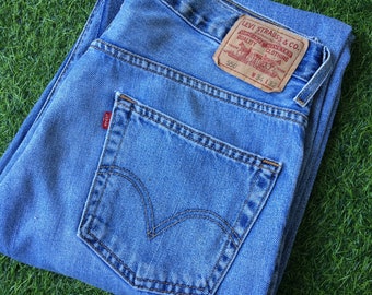 Jean Levi's 550 vintage : denim légèrement usé, délavage léger, coupe décontractée (W33 L30)