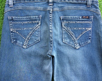 Jeans de mezclilla acampanada, elásticos, de pernera ancha y con bolsillos adornados, talla 28, desgastados, Seven Slim Boot, ancho 31, largo 34, cintura hasta 31 pulgadas.