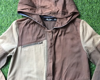 Könnte beinhalten: Eine braune und beige Kapuzenjacke mit Reißverschluss und einer aufgesetzten Tasche auf der linken Seite. Die Jacke trägt den Text "Blue Pearl" auf dem Etikett.