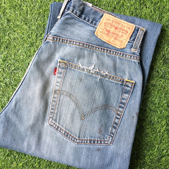 Distressed levi jeans deals