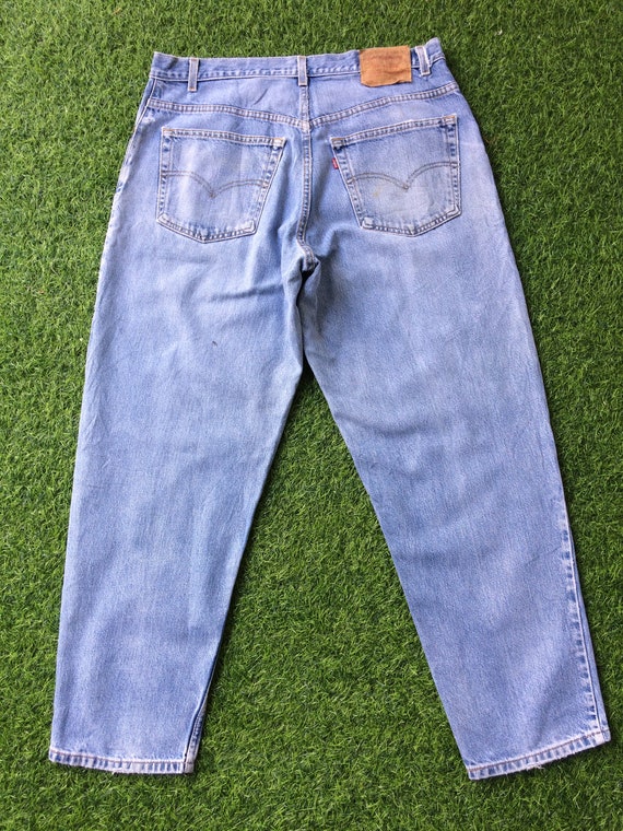 Exposed button mom jeans levis best sale