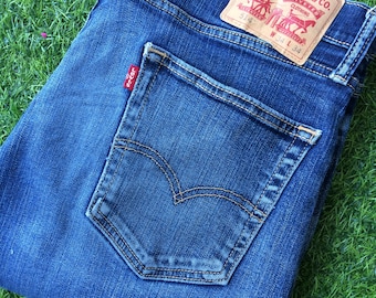 Vaqueros Levi's 514 vintage, talla W33, largo L32, denim desgastado de lavado oscuro.