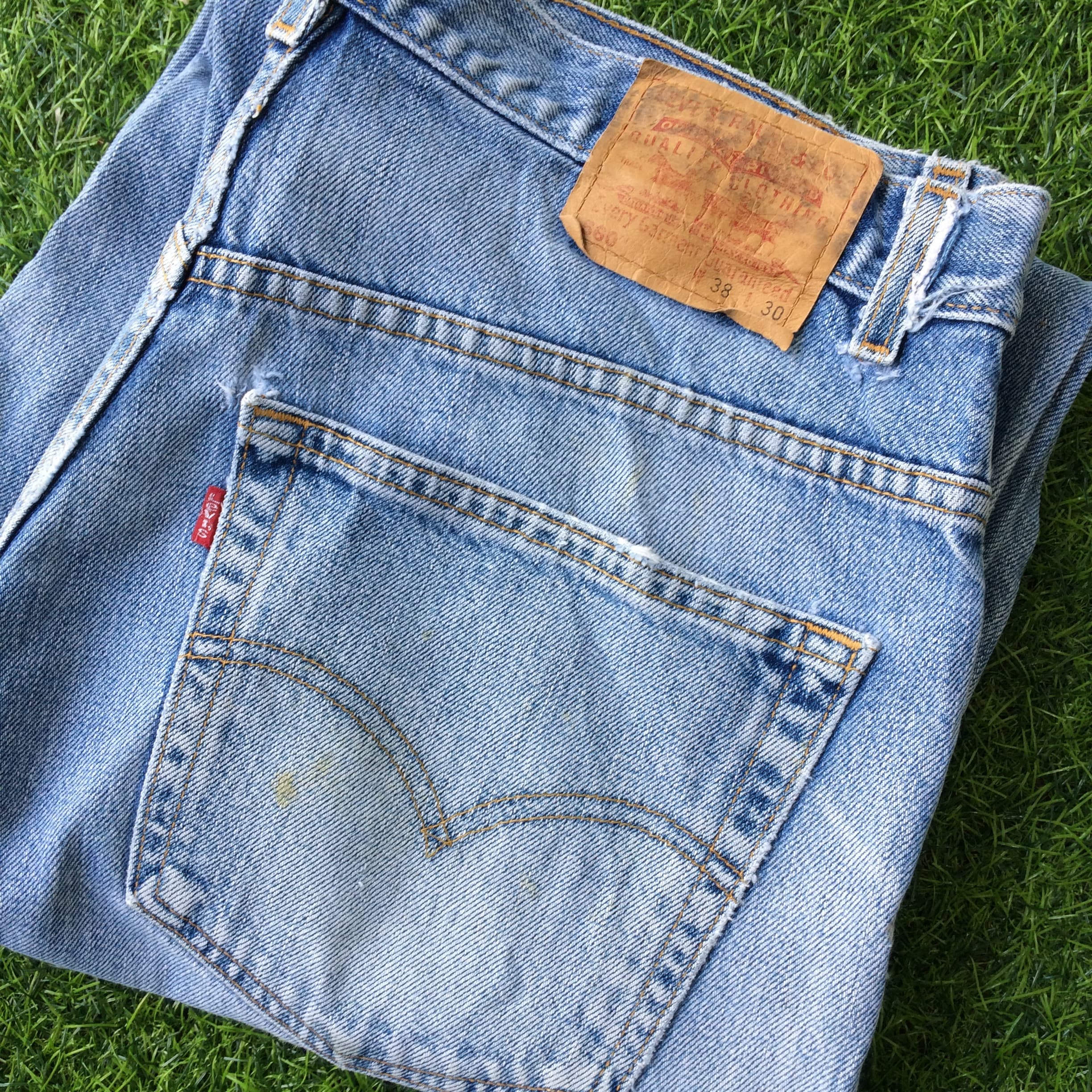 Plus Size Vintage Levi's 560 Jeans, Light Wash Distressed Denim (W37 L30)