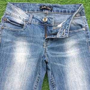 サイズ 1 L.e.i ブーツカット ジーンズ W25 L32 ローウエスト ウッドストック ディストレスト フェード デニム ワイドレッグ フレア ジーンズ、ウエスト 25"