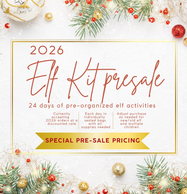 K&ouml;nnte beinhalten: Festliche Werbung f&uuml;r einen Elf Kit Vorverkauf. Der Text lautet "2026 Elf Kit presale" mit Details zu 24 Tagen vororganisierter Elf-Aktivit&auml;ten. Das Bild hat einen goldenen Rahmen und ist mit Weihnachtsschmuck dekoriert.