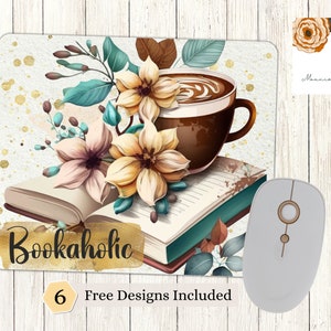 Puede incluir: Una alfombrilla de ratón blanca con un libro, una taza de café y un diseño floral. El libro tiene el texto "Bookaholic" en la portada. El diseño floral incluye flores rosas, amarillas y azul verdoso.