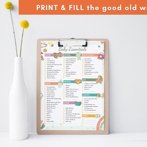 Puede incluir: Un portapapeles con una lista impresa titulada "Baby Essentials". La lista se divide en categor&iacute;as como Nursery, Clothing, Health & Safety y Diapering. El texto "PRINT & FILL the good old way" est&aacute; en la parte superior.