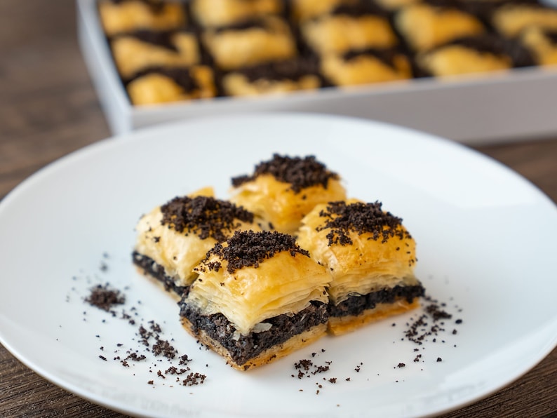 Oreo Crumble American Baklava Dessert Bites Small Box.