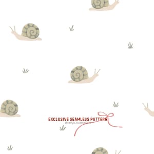 Könnte beinhalten: Nahtloses Muster mit beigen und hellrosa Schnecken auf weißem Hintergrund, ergänzt durch grüne Grashalme. Der Text "EXCLUSIVE SEAMLESS PATTERN" ist enthalten. Design von @vanya_illustrations.
