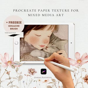 Op de afbeelding: Digitale kunstafbeelding op een tablet met een kind dat een kat omhelst. De tablet toont de tekst "PROCREATE PAPER TEXTURE FOR MIXED MEDIA ART" en "+ FREEBIE GOUACHE BRUSH". Een hand houdt een stylus vast en bloemelementen omringen de tablet.
