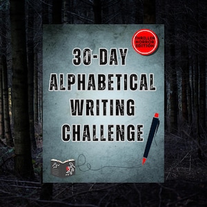 Op de afbeelding: Een rechthoekig bord met een lichtblauwe textuurachtergrond met de zwarte tekst 30-DAY ALPHABETICAL WRITING CHALLENGE. Een rode cirkelvormige badge leest THRILLER HORROR EDITION. Een zwarte pen en een klein boek met een misdaadsc&egrave;ne-afbeelding.