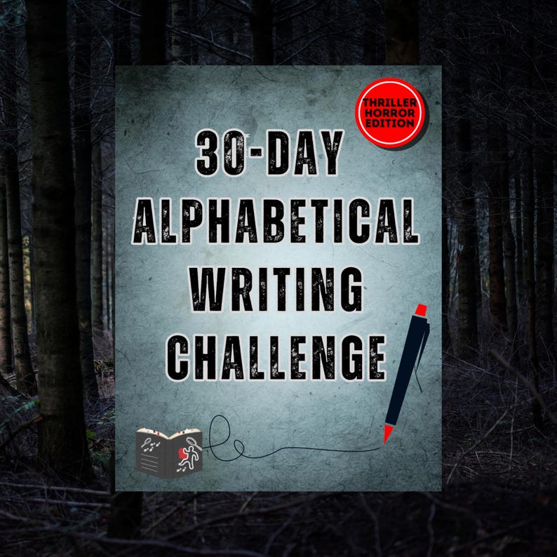 Op de afbeelding: Een rechthoekig bord met een lichtblauwe textuurachtergrond met de zwarte tekst 30-DAY ALPHABETICAL WRITING CHALLENGE. Een rode cirkelvormige badge leest THRILLER HORROR EDITION. Een zwarte pen en een klein boek met een misdaadsc&egrave;ne-afbeelding.