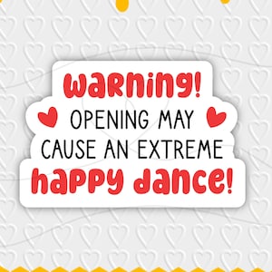 Puede incluir: Una pegatina blanca con un borde de miel amarillo que gotea y un fondo de patrón de corazón blanco. La pegatina dice "¡Advertencia! ¡Abrir puede causar un baile de alegría extremo!" en rojo y negro.