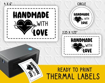 Może przedstawiać: Etykiety termiczne gotowe do druku z czarno-białym wzorem przedstawiającym serce z igłą i nicią oraz tekstem "Handmade with Love". Etykiety są dostępne w dwóch rozmiarach: 4 x 6 cali i 2,25 x 1,25 cala.