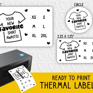 Peut inclure: Etiquettes thermiques prêtes à imprimer pour chemises. Les étiquettes mesurent 4 pouces sur 6 pouces et 2,25 pouces sur 1,25 pouce. Les étiquettes présentent un t-shirt avec le texte "Your New Favorite Shirt Awaits!" et les options de taille XS, S, M, L, XL et 2XL.