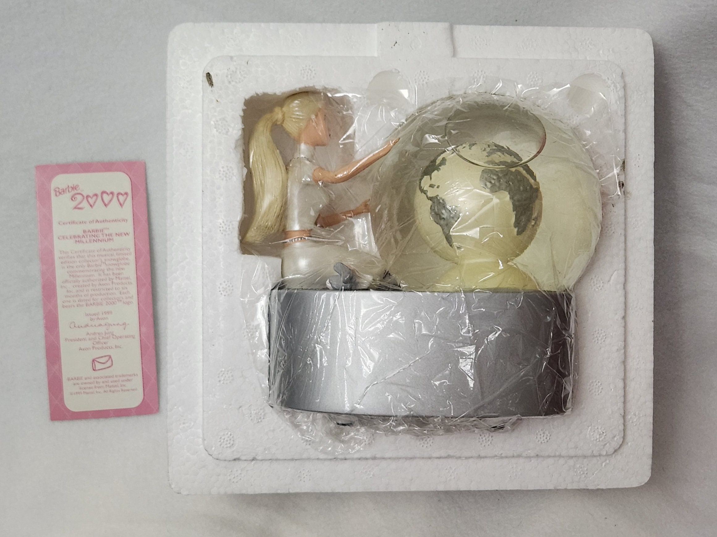 Barbie 2000 online snow globe