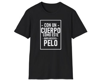 May include: Black t-shirt with white text that reads "CON UN CUERPO COMO ESTE - QUIEN NECESITA - PELO"