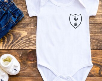 Spurs Tottenham Football Bodysuit Babygrow Bib Hat Vest FREE Dummy Clip Spurs Tottenham Football Bodysuit Babygrow Bib Hat Vest FREE Dummy Clip