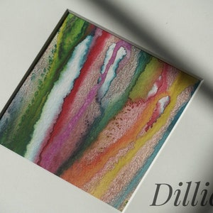 Puede incluir: Pintura abstracta con un diseño colorido y en capas. La pintura presenta tonos de verde, azul, rosa, rojo, amarillo y blanco. La pintura tiene un brillo metálico y está enmarcada en un passe-partout blanco.